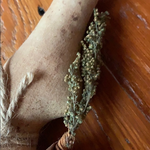 🥕 Handmade Primitive Rabbit with Carrot - Picture 3 of 6